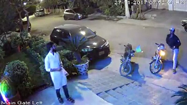 ویڈیو میں دیکھیں کراچی کے علاقے ناظم آباد میں شہری کس طرح اپنے ہی گھر کے باہر سے لٹ گیا۔