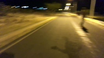 Il plonge la ville dans le noir en rentrant d'une soirée