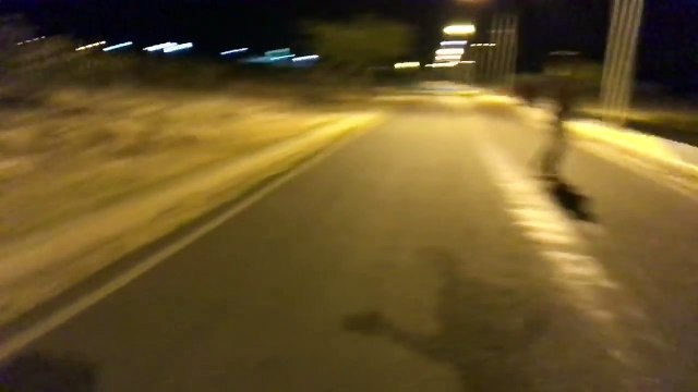 Il plonge la ville dans le noir en rentrant d'une soirée