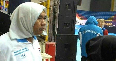 İran'da Erkek Antrenör, Salona Girebilmek İçin Kadın Kılığına Girdi