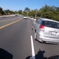 Fou ce motard manque de s'empaler sur un poteau en roulant comme un malade...