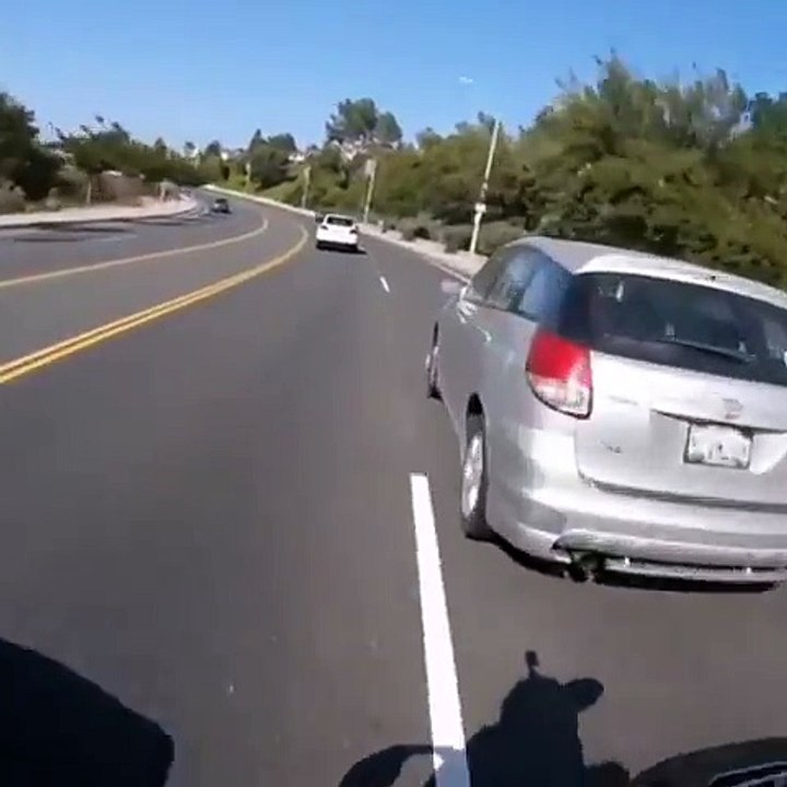 Fou ce motard manque de s'empaler sur un poteau en roulant comme un malade...