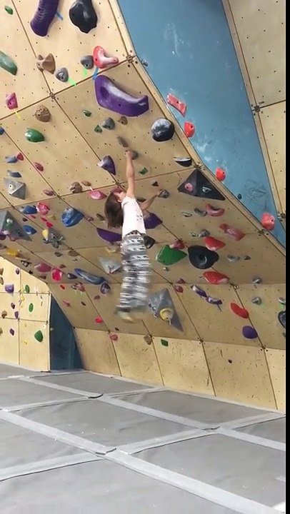 A 10 ans elle grimpe ce mur d'escalade plus vite que Spiderman !