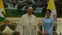 Birmanie: le pape François rencontre Aung San Suu Kyi