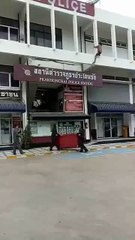 INSIDER THAILAND-A man be insane at a police station.