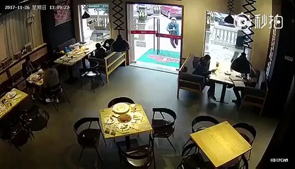 Régis brise la porte en verre d'un restaurant