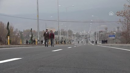 AK Parti Genel Başkan Yardımcısı Yılmaz, Çapakçur Viyadüğünden Araçla Geçiş Yaptı