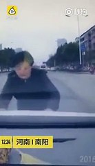 Elle fait semblant d'être percutée par une voiture pour toucher de l'argent