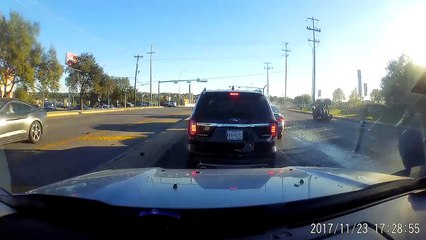 Une voiture n’arrive pas à s’arrêter au feu rouge