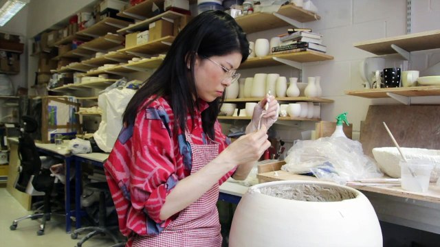 Hitomi Hosono nous dévoile sa technique pour créer ces sublimes porcelaines