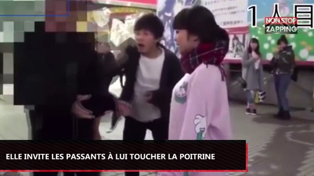 Pour la paix dans le monde , elle invite les passants à lui toucher la poitrine (vidéo)