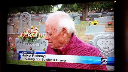 TRAVA NA GROBU MLADIĆA IZNENADA POSTALA ZELENIJA: Majka zaplakala kada je SHVATILA ISTINU!