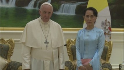 El papa encontró a Aung San Suu Kyi en el palacio fortaleza de Naypyidó