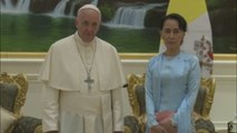 El papa encontró a Aung San Suu Kyi en el palacio fortaleza de Naypyidó