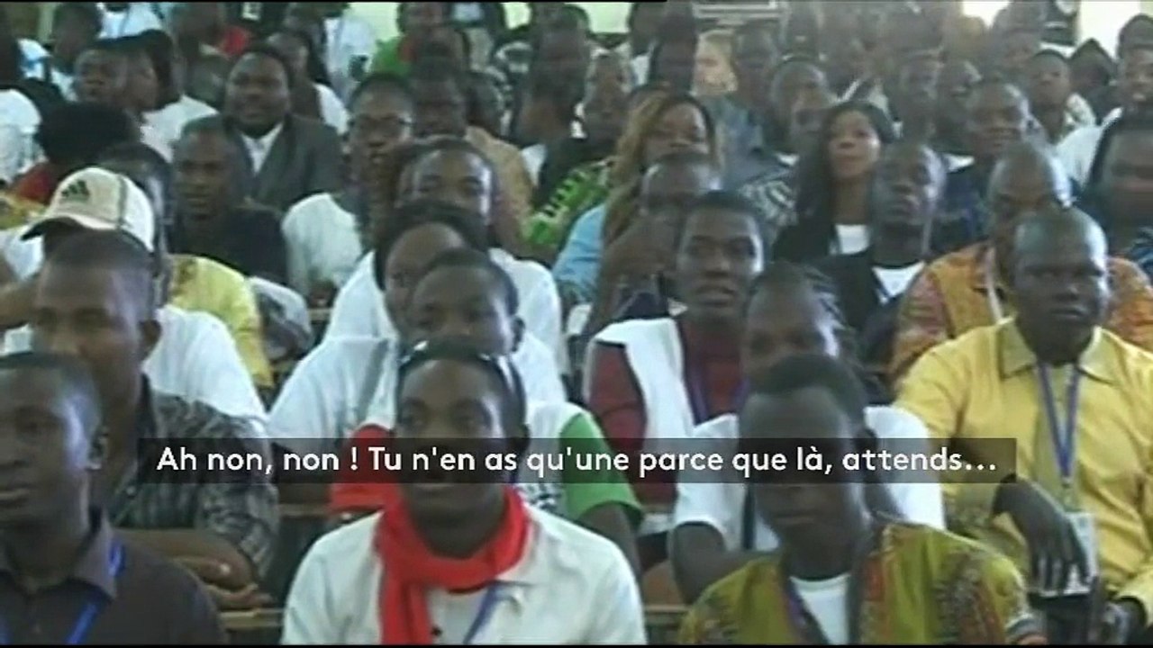 "Ah non, non, une seule question !" Quand Macron est un peu dépassé par les étudiants burkinabés