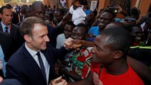 Granadas, estudantes e protestos aguardavam Macron no Burkina Faso