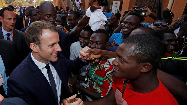 Granadas, estudantes e protestos aguardavam Macron no Burkina Faso