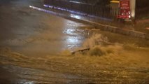 Balıkesir Bandırma'da Sağanak Yağmur, Caddeleri Göle Çevirdi