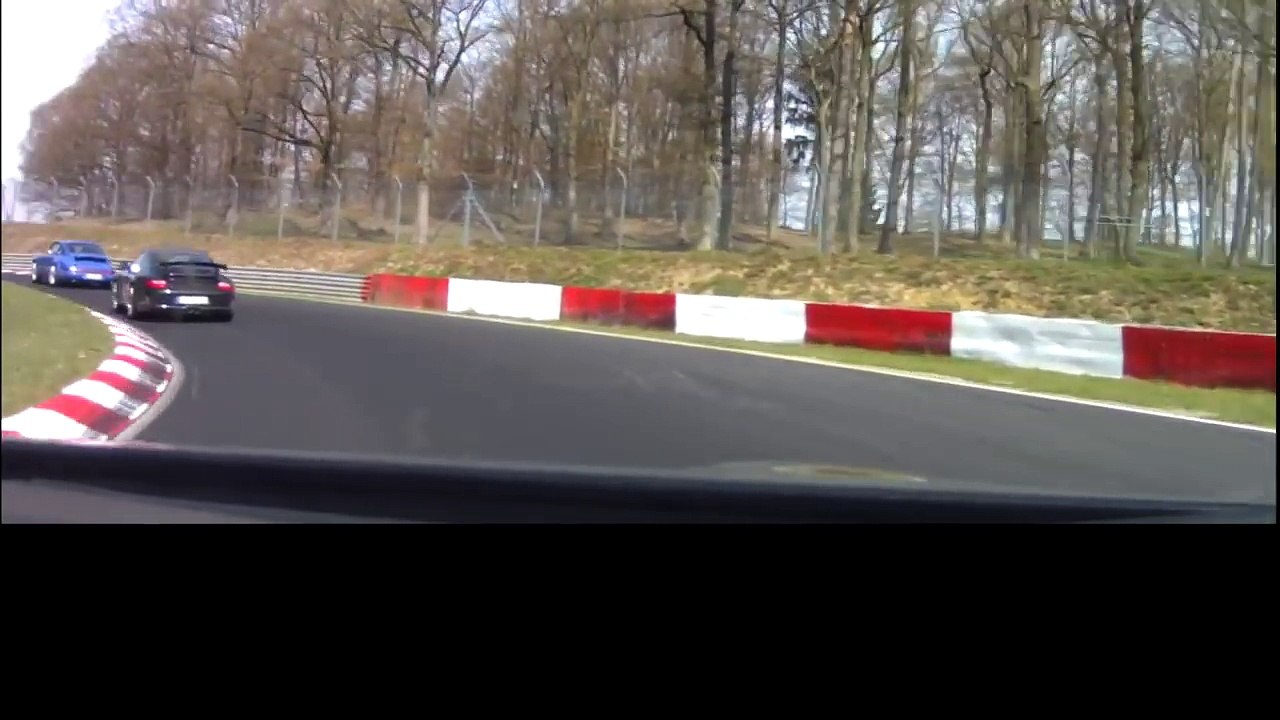 Nürburgring: Avec une Clio de location, il fini sur le toit après un accident