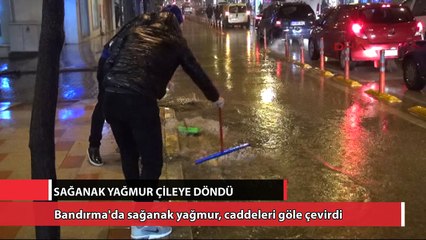 Bandırma'da sağanak yağmur, caddeleri göle çevirdi