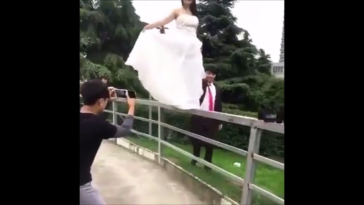 Quand la mariée veut marcher sur la rampe avec sa belle robe... Et bim, la chute