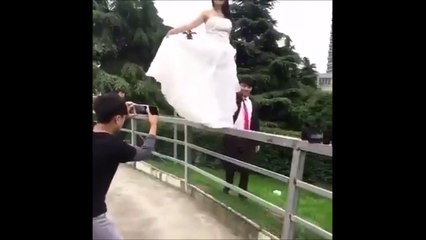 Quand la mariée veut marcher sur la rampe avec sa belle robe... Et bim, la chute