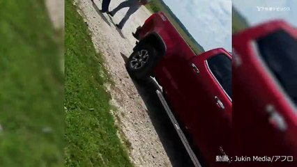 タンクが倒壊して大量のコーンと火が…