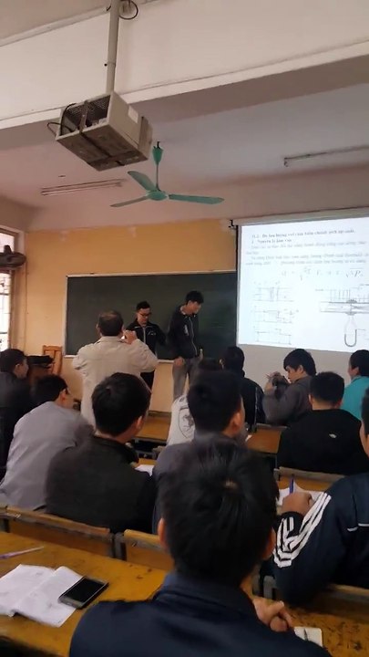 Chuyện có 1-0-2: Học đại học vẫn bị "tét" mông trước lớp