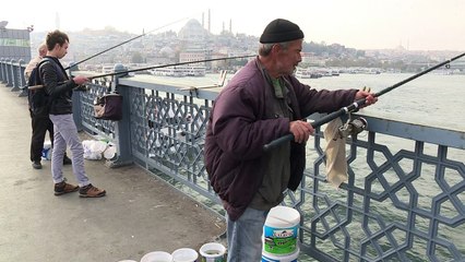 Les pêcheurs amateurs perpétuent une tradition d'Istanbul