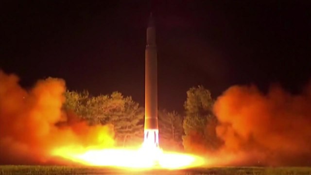 北 신형 화성 15형 발사성공...핵무력 완성 실현 / YTN