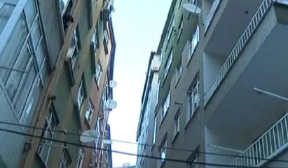 Temizlik için çıktığı camdan düşerek öldü