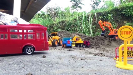 働く車のおもちゃがトミカを運んでくるよ！ゴミ収集車やダンプトラック、消防車、パトカー ! ショベルカー ユンボ パワーショベル はたらくくるまランド