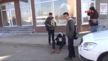 Kars'ta Başına Buz Kütlesi Düyen Liseli Yaralandı