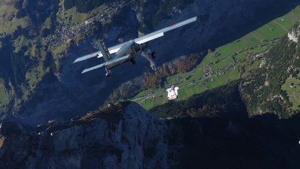 Video herunterladen: Ces 2 base jumpers rerentrent dans leur avion en plein saut en wingsuit... Dingue