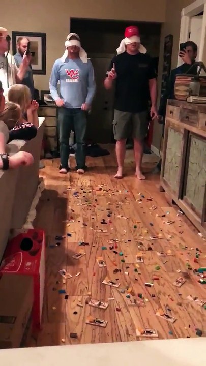 Seriez-vous pret à jouer avec eux : marcher les yeux bandés dans des pièges à souris