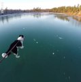Il se balade avec son chien sur un lac gelé completement transparent... Magnifique