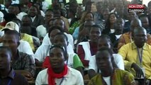 Emmanuel Macron dépassé et malmené par les étudiants burkinabés (Vidéo)