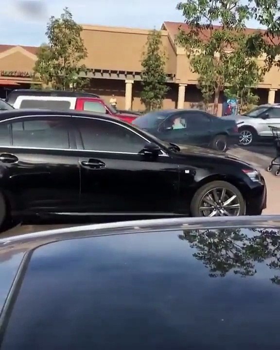 Un conducteur âgé pète un plomb sur un parking et défonce toutes les voitures