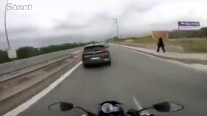 Download Video: Tartışmada aniden motorcuya silah çekti!