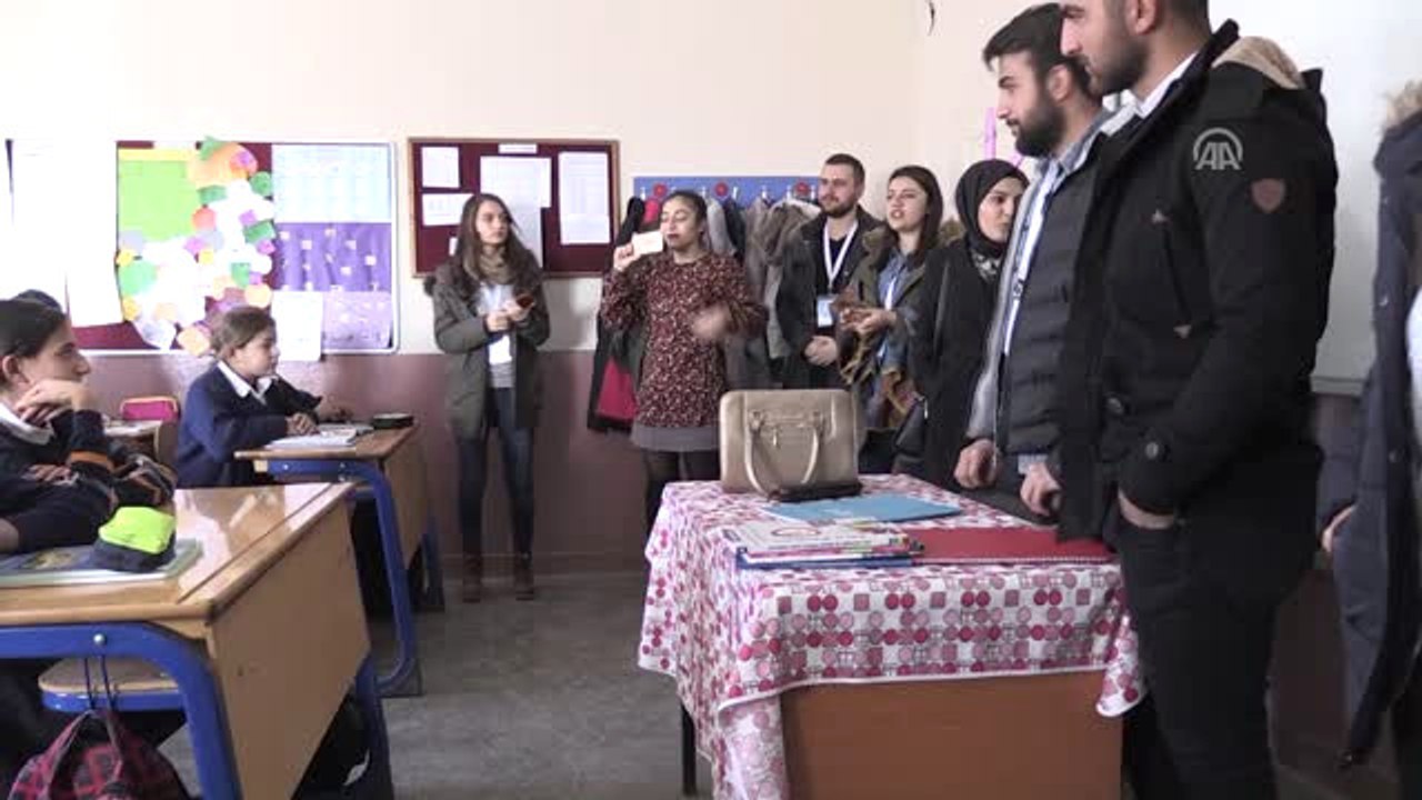 Üniversiteliler Köy Çocuklarının Yüzünü Güldürüyor