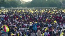 El papa oficia misa masiva y se reúne con budistas en Birmania