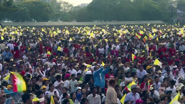 El papa oficia misa masiva y se reúne con budistas en Birmania