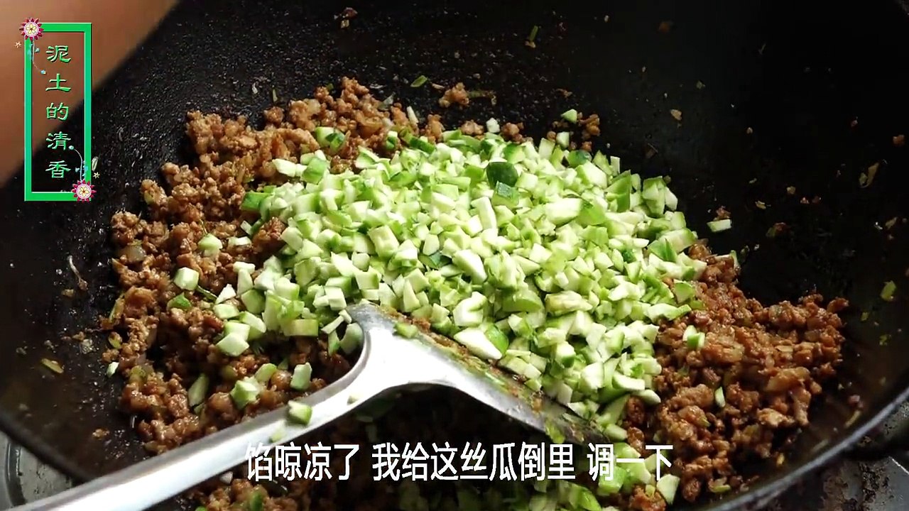 农村妈妈蒸了一大锅丝瓜馅透明大饺子，看着就流口水，人没到齐就抢着吃