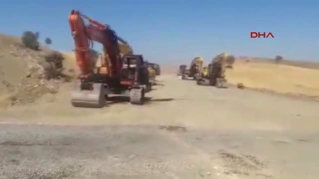 Hakkari' Nin Şemdinli İlçesi Derecik Beldesnde PKK' Lı Teröristler İş Makinelerine Saldırdı.