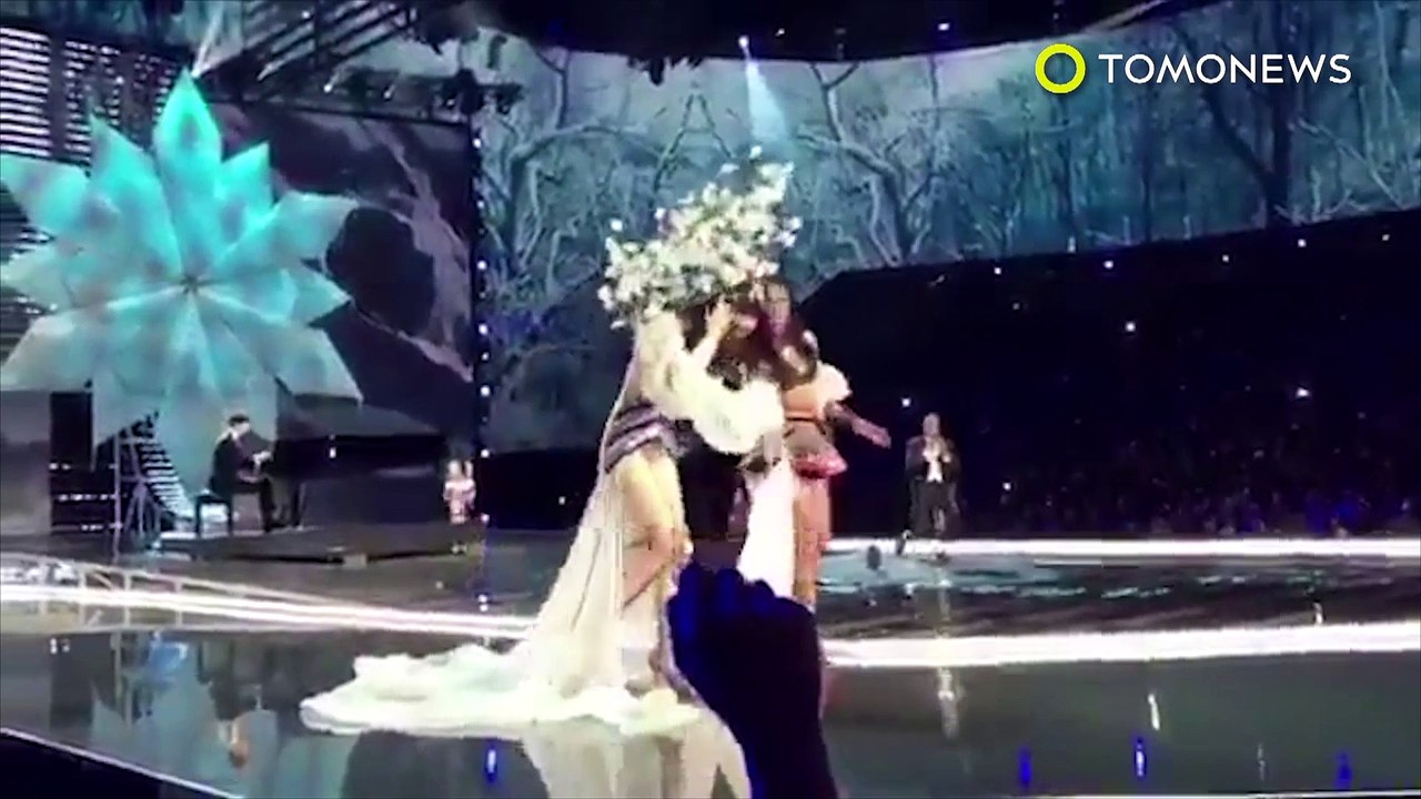 Modelo de Victoria's Secret Ming Xi se expresa ante su caída durante el show - TomoNews
