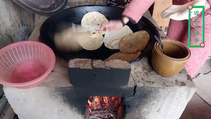 农村媳妇炕的油馍实在香 2岁儿子吃了一整个