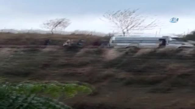 Çamurlu Yola Saplanan Okul Servisini Kız Öğrenciler İterek Çıkardı