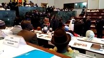 En plein discours, le Premier Ministre voit son micro arraché par les parlementaires du SDF