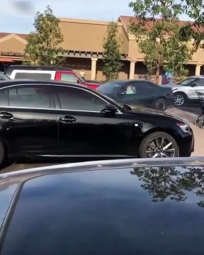 Un papy en voiture pète un cable et défonce toute les autres voitures sur un parking... Fou