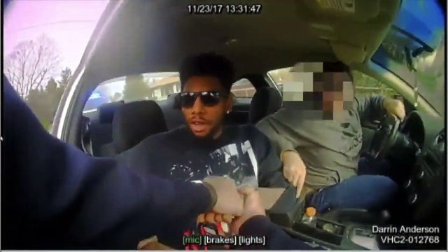 Ce flic va mettre un coup de taser à son collègue... Oups, pas fait exprès